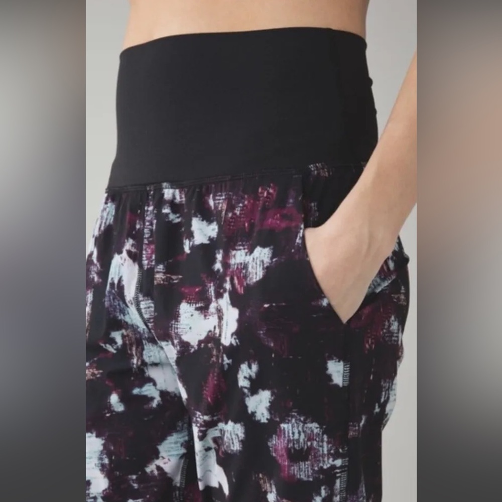 BNWT’S. Lululemon Tranquil Crop - Picture 4 of 13
